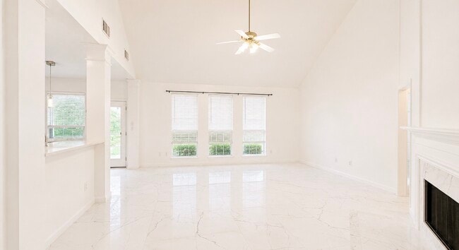 Building Photo - 423 Blossomwood Dr