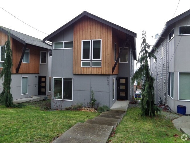 Building Photo - Immaculate and LARGE 4-Bedroom Home in Unb...