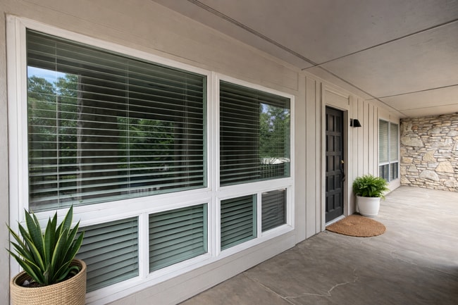 Building Photo - Freshly Updated Condo