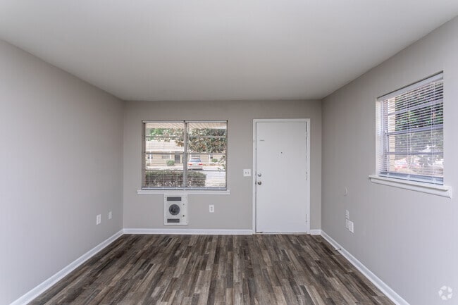 1BR, 1BA - 550 SF