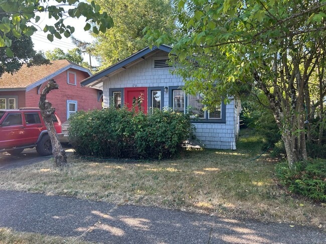 Building Photo - Campus House ~ 3 bed, 1 bath with Garden Area