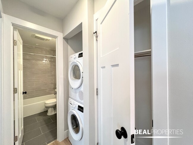 Building Photo - 452 W Oakdale Ave Unit 1 bed