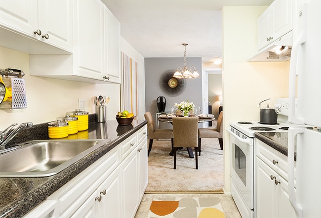 Cocina y comedor - Village Green Apartments