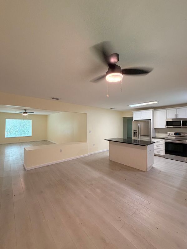 Photo - 305 W Country Club Dr