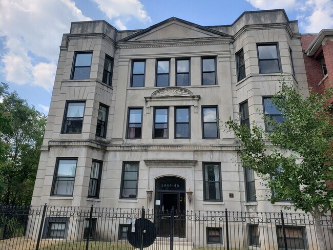 Building Photo - 5946 S Prairie Ave Unit 2S