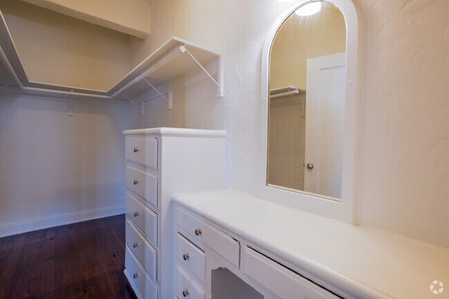 Studio - 435SF Vanity/Closet