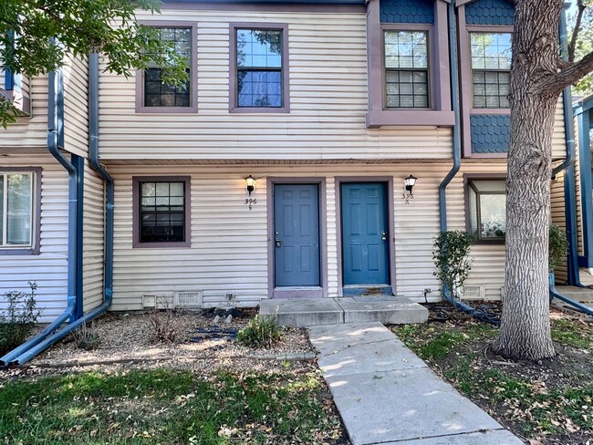 Well Maintained 2 BR/1BA Townhome Convenie... - Well Maintained 2 BR/1BA Townhome Convenie...