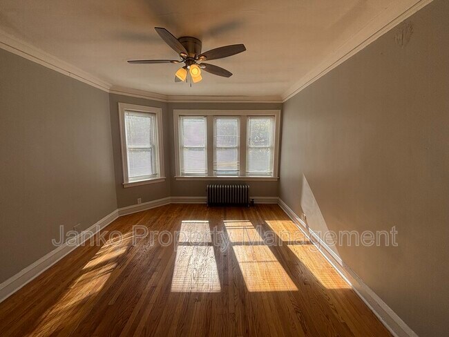 Photo - 654 E 81st St Unidad 2