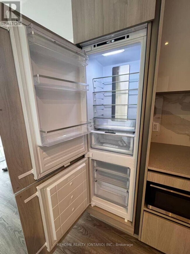 Photo - 8 Interchange Wy Unité 5315