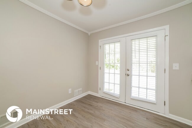 Photo - 3553 Highwood Dr SW