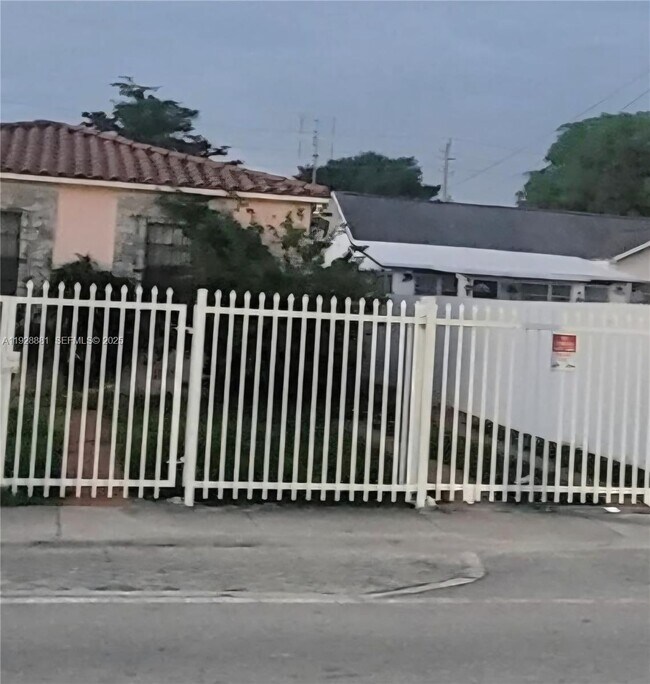 Building Photo - 2245 NW 3rd St Unit B