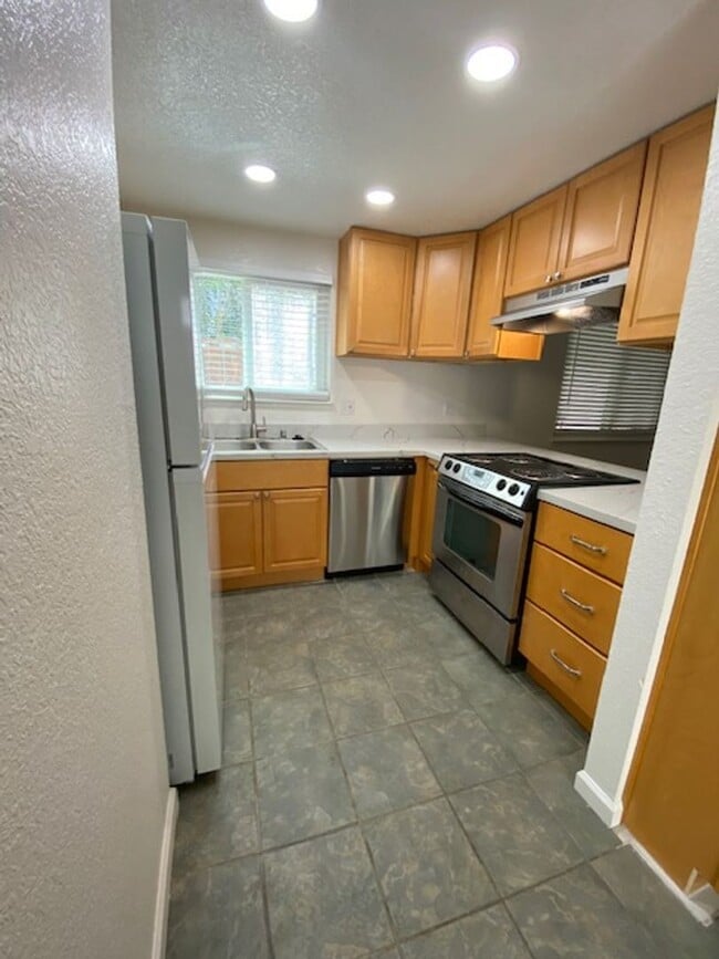 Building Photo - 4th of July MOVE IN SPECIAL! $500.00 off your first month's rent if you move in by July 4th!