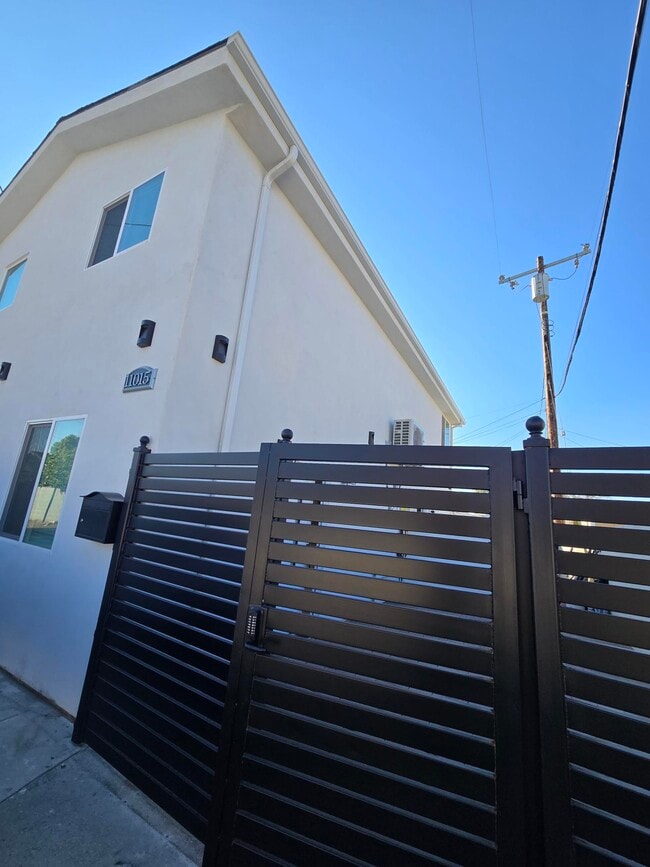 Photo - 11015 Califa St