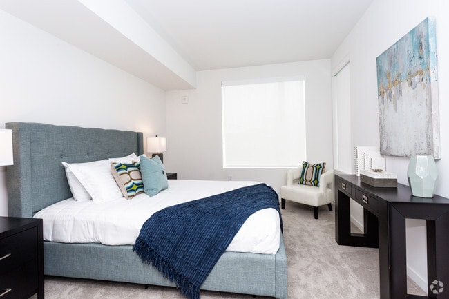 2BR, 2BA - 1087 SF