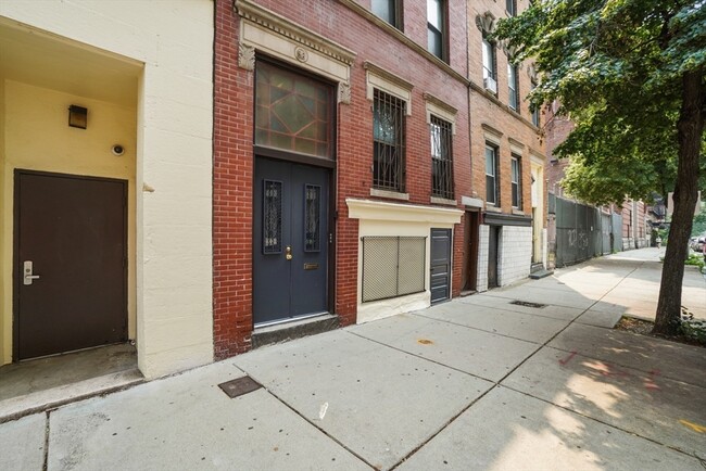 Photo - 58 Charles St S