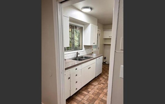 230-232 NE Azalea Drive