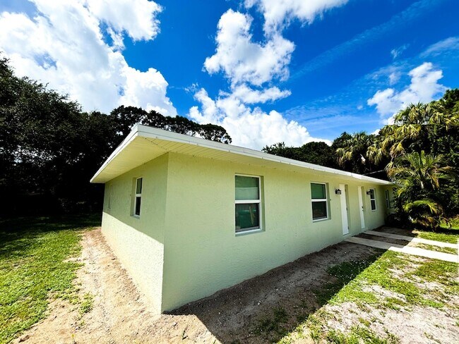 Building Photo - 2149 Sibley Ave