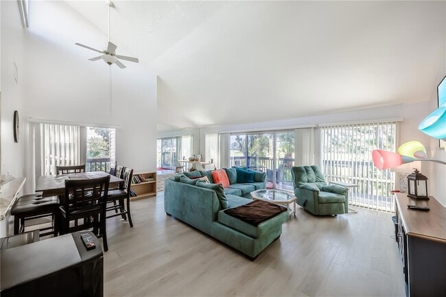 Photo - 722 White Pine Tree Rd Unidad 82