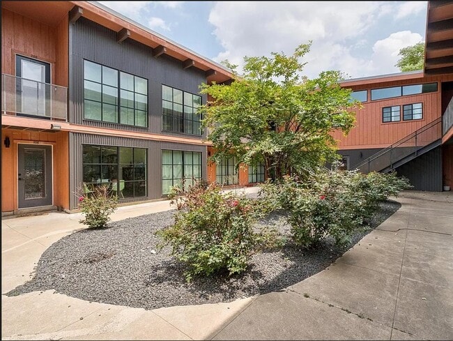 Building Photo - 400 E 30th St Unit 200