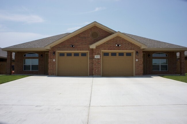 Beautiful 2 Bedroom / 2 Bath Duplex – Off ... - Beautiful 2 Bedroom / 2 Bath Duplex – Off ... Townhome