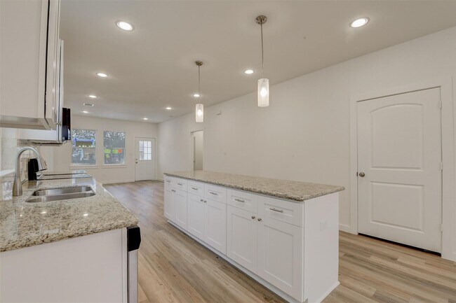 Photo - 8410 Sandra St