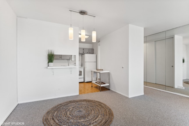 Photo - 2400 N Lakeview Ave Unidad 1606