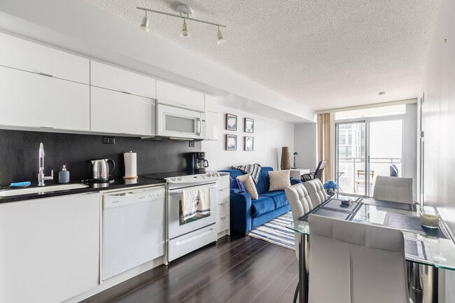 Building Photo - 90 Fort York Blvd Unit ID1037091P
