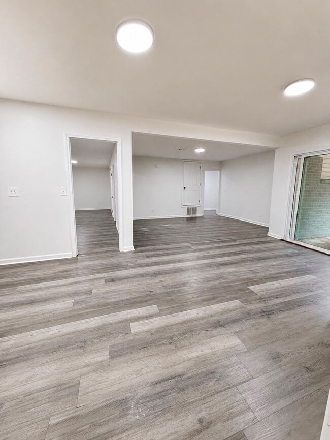 Photo - 1427 Adrian Ln