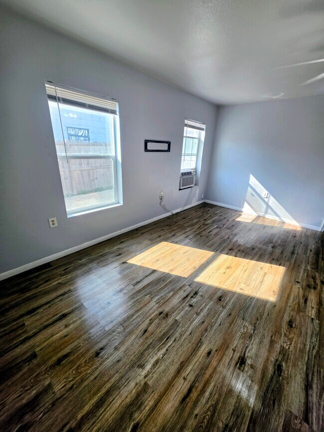 MOVE IN SPECIAL