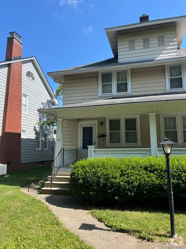 Building Photo - 225 E Allen St Unit 225 East Allen Street Rental