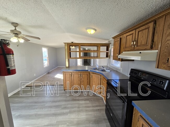 700 W Ridgeway Ave