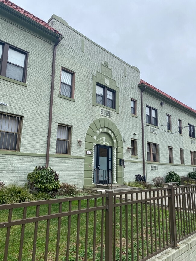 Building Photo - 315 Evarts St NE Unit 102