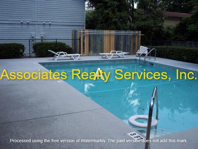 Photo - 1/2 Mile from Shands/UF- 2 bed/2bath with ...