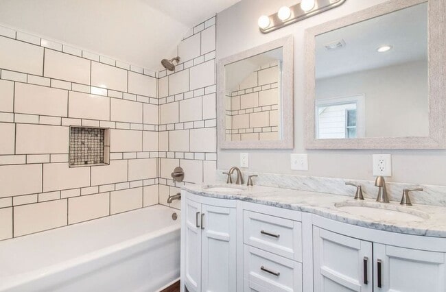 Baño del segundo piso - 727 W Grove St