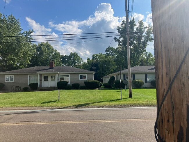 Building Photo - 2406 Triplett Blvd Unit 1