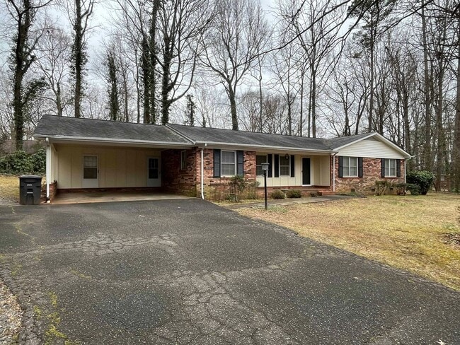 Building Photo - Caroline St. - 3BR / 2BA