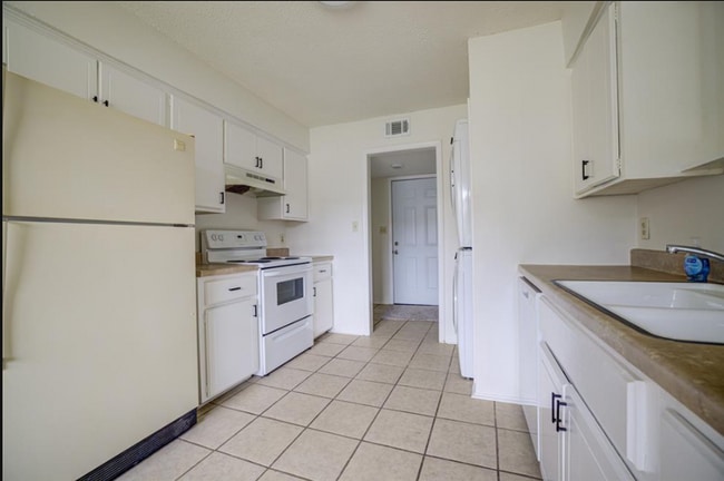 Photo - 1717 E Lindsey St Unidad 1717 E Linsdey St - APT #2