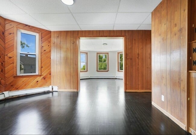 Building Photo - 628 S Almond St Unit 2