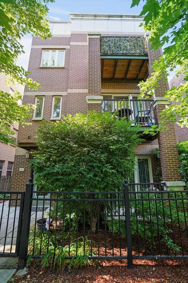 Building Photo - 1112 W Washburne Ave Unit 301