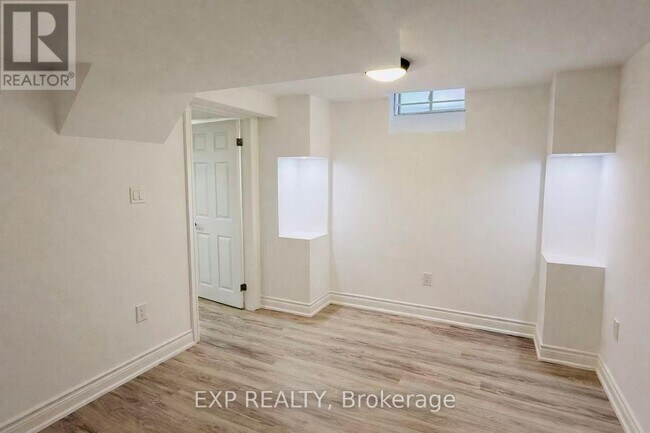 Photo - 135 Warren Bradley St