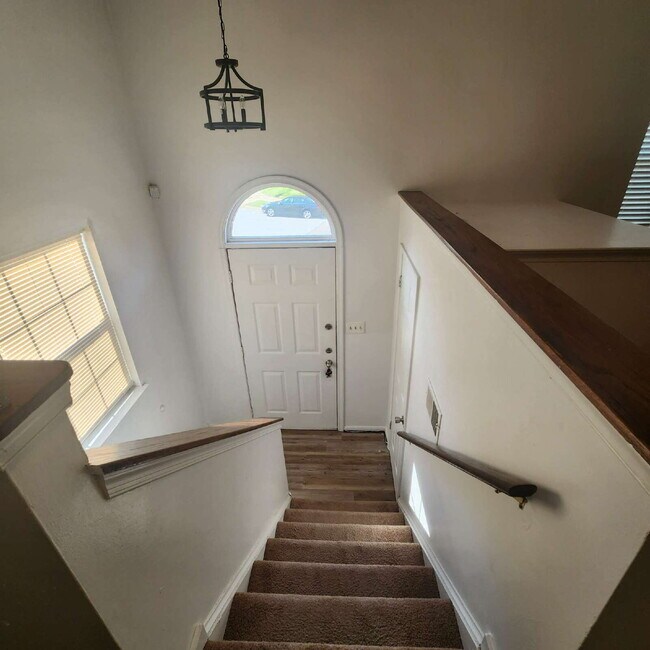 Photo - "Charming 3-Bed Townhouse with Finished Ba...