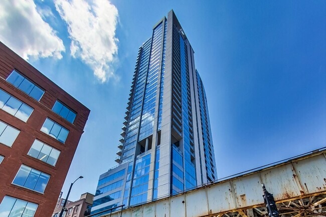 Building Photo - 303 W Ohio St Rental