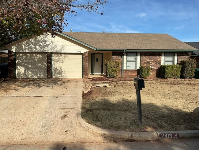 Building Photo - 3 bed, 2 bath ,fenced back yard in Moore Schools, ready for move in!