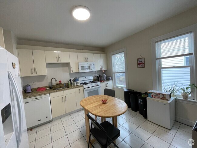 Building Photo - 63 Fairbanks St Unit 2 Rental