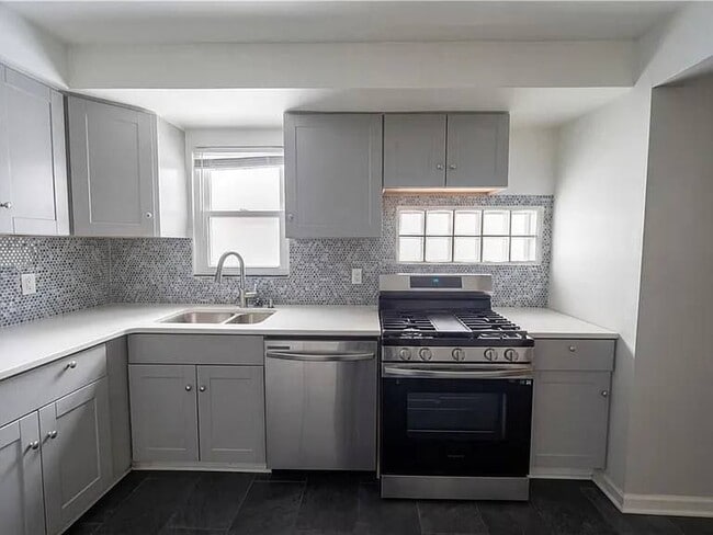 Photo - 715 E 72 Terrace