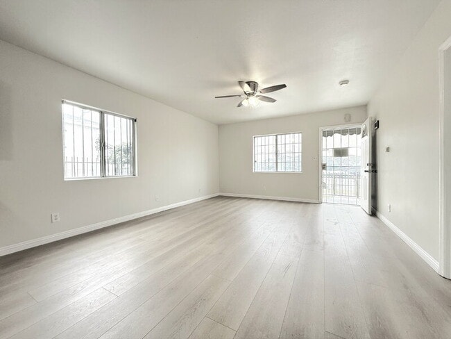 Building Photo - 1323 W 58th St Rental