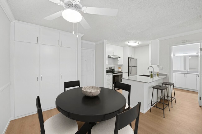 Paquete I renovado: cocina y comedor con piso de superficie dura - eaves West Valley