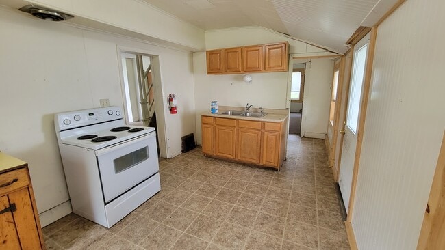 Photo - 1402 8th St E