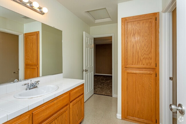 3 habitaciones, 2 baños, 1496 pies cuadrados, baño principal