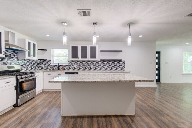 Building Photo - 5906 Hilary St